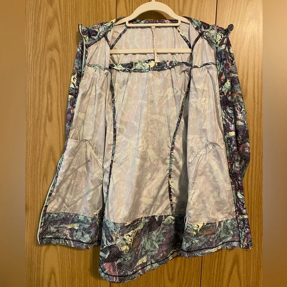 🟣 Lululemon Pack It Up Jacket – Size 6 – Abstract Multicolor Print - Picture 4 of 7